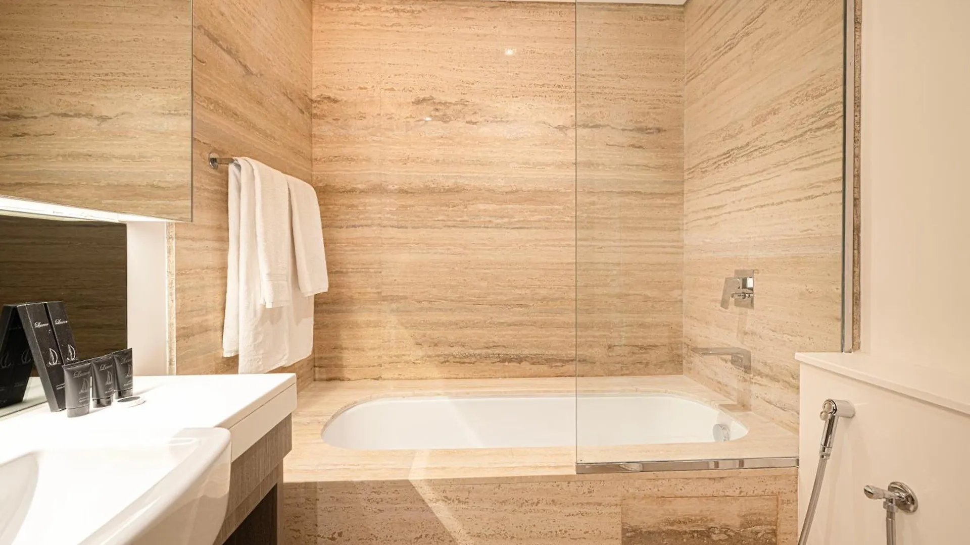 Outstanding New Studio With 2 Double Beds,In Downtown Dubai Daire